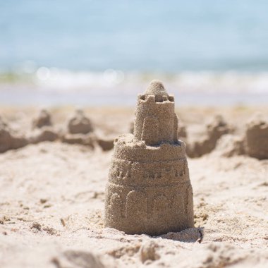 Kumsalda duran kumdan kale. Seyahat tatili kavramı.