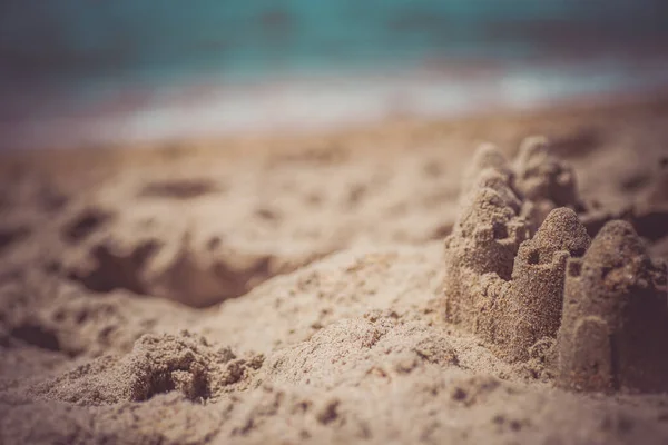 Na pláži stojí hrad z písku. Koncept cestovních dovolených. — Stock fotografie