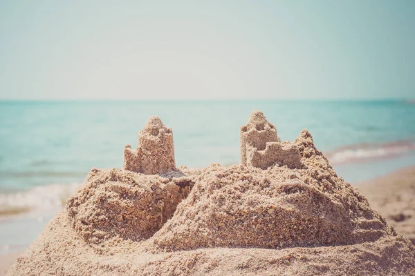 Na pláži stojí hrad z písku. Koncept cestovních dovolených. — Stock fotografie