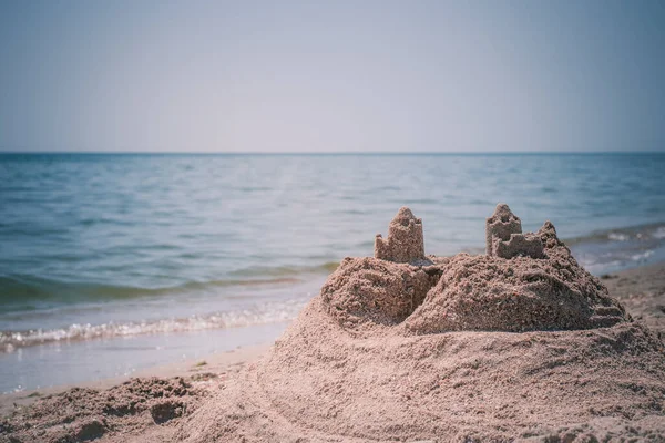 Na pláži stojí hrad z písku. Koncept cestovních dovolených. — Stock fotografie