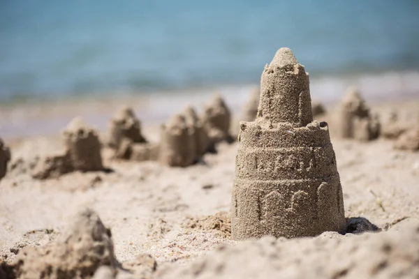 Château de sable debout sur la plage. Concept de vacances de voyage. Images De Stock Libres De Droits