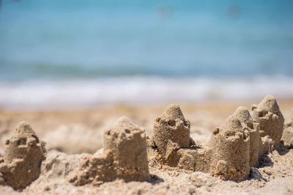 Château de sable debout sur la plage. Concept de vacances de voyage. Images De Stock Libres De Droits