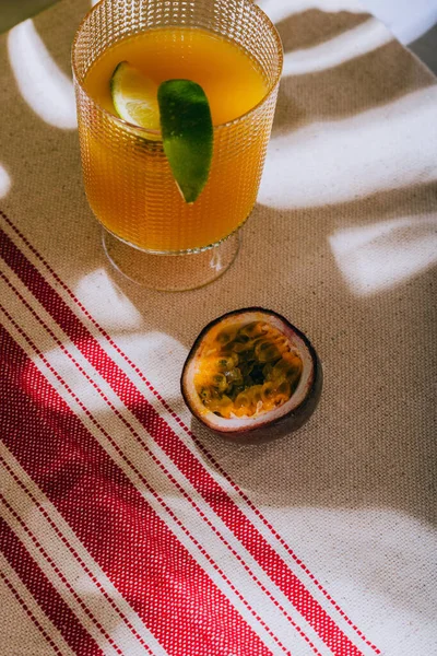 Glass Mango Nectar Slice Lime Cut Passion Fruit Linen Napkin — Stock Photo, Image