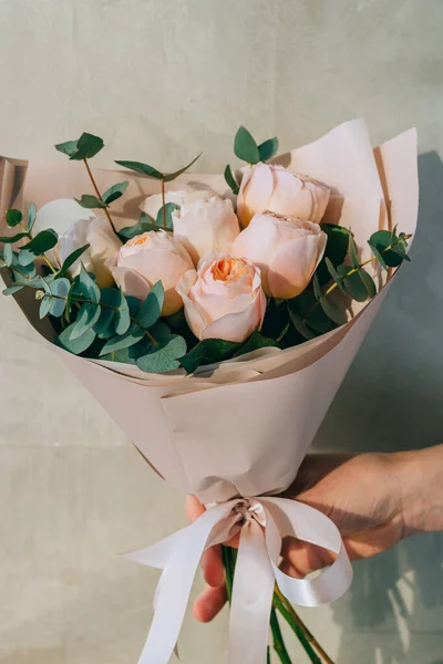 Букет Ніжних Піоноподібних Троянд Персикового Кольору Евкаліптом Паперовій Упаковці Літній — стокове фото