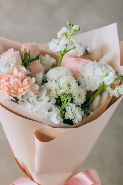Букет Білих Фрезій Гвоздик Хризантем Рожевими Трояндами Гвоздиками Рожевій Упаковці — стокове фото