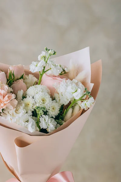 Букет Білих Фрезій Гвоздик Хризантем Рожевими Трояндами Гвоздиками Рожевій Упаковці — стокове фото