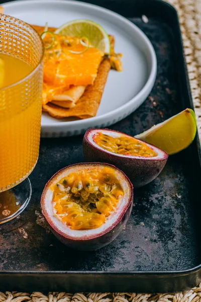 Crepes Panqueques Finos Con Deliciosa Fruta Pasión Lima Concepto Tropical —  Fotos de Stock