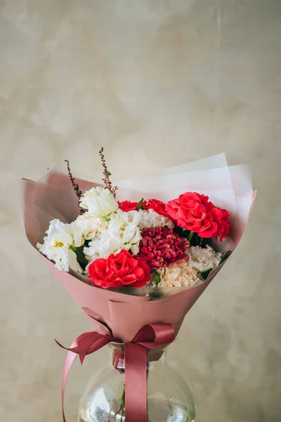 Bright Summer Bouquet Red Roses Burgundy White Carnations White Eustomas 스톡 사진
