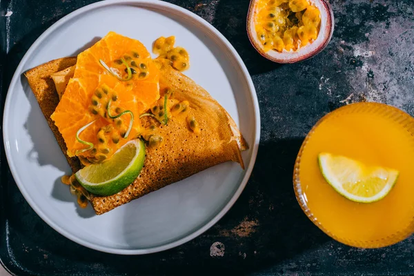 Crepes Thin Bancakes Delicious Passion Fruit Lime Летняя Тропическая Концепция Лицензионные Стоковые Изображения