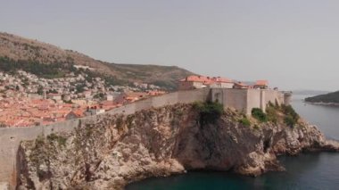 Hırvatistan 'ın eski Dubrovnik kentinin Adriyatik Körfezi' ndeki 4k hava görüntüsü