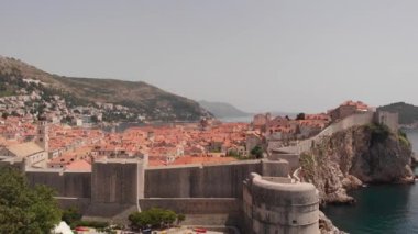 Hırvatistan 'ın eski Dubrovnik kentinin Adriyatik Körfezi' ndeki 4k hava görüntüsü