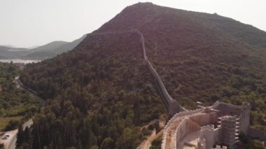 Mali Ston 'un Hırvatistan' ın Dalmaçya bölgesindeki büyük duvar Hırvatlarının 4K klibi