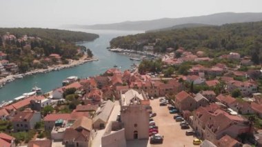 Hırvatistan 'ın Hvar adasındaki Vrboska kasabasındaki kale ve kiliseli körfez ve eski kentin 4K klibi