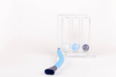 Triball teşvik edici spirometresi olan solunum cihazları. Normal derin nefes alma işlemine yardımcı olması için üç kez nefes alma egzersizi.