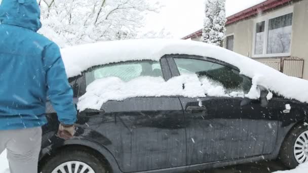 Hombre Adulto Está Quitando Nieve Coche Actividad Invernal — Vídeo de stock