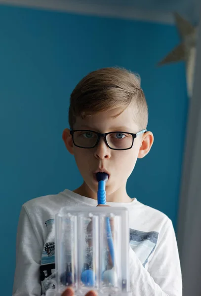 Jonge Jongen Ademt Diepe Oefening Met Stimulerende Spirometer Drievoudige Ademhalingsoefening — Stockfoto