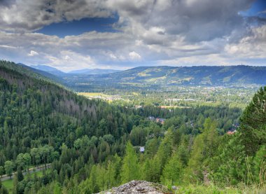 Yazın dağ manzarası. Tatra Dağları, Karpat Dağları, Polonya 'daki Burun Tepesinden Görünüm