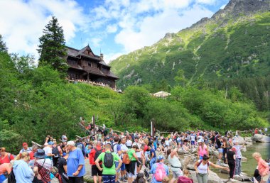 ZAKOPANE, POLAND - 03 Ağustos 2021: Tatra Dağlarında yürüyen turistler. Morskie Oko 'ya gidiyorum.