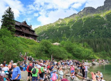 ZAKOPANE, POLAND - 03 Ağustos 2021: Tatra Dağlarında yürüyen turistler. Morskie Oko 'ya gidiyorum.