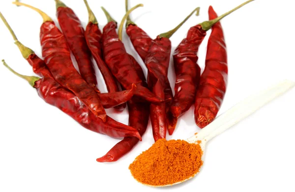 Rote Chilischote mit gemahlenem Pulver — Stockfoto