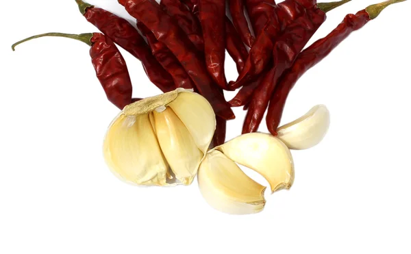 Rote Chilischote mit geschnittenem Knoblauch — Stockfoto