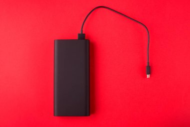 Renkli arka planda bir güç bankası. Yeniden şarj etmek için dış pil.