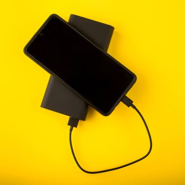 Renkli arka planda bir güç bankası. Yeniden şarj etmek için dış pil.