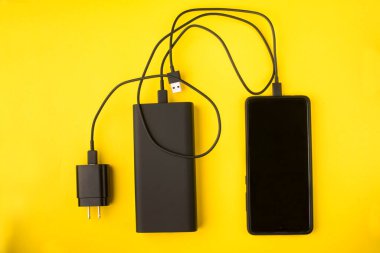 Renkli arka planda bir güç bankası. Yeniden şarj etmek için dış pil.