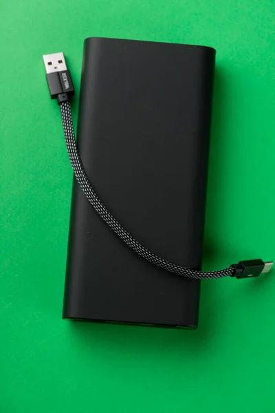 色付きの背景にあるパワーバンク 充電用外付けバッテリー — ストック写真