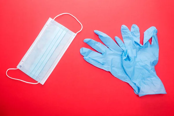 tıbbi maske ve lastik eldivenler