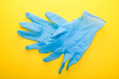 Tıbbi tek kullanımlık lastik eldivenler. Koruyucu eşyalar. El koruması..