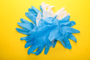 Tıbbi tek kullanımlık lastik eldivenler. Koruyucu eşyalar. El koruması..