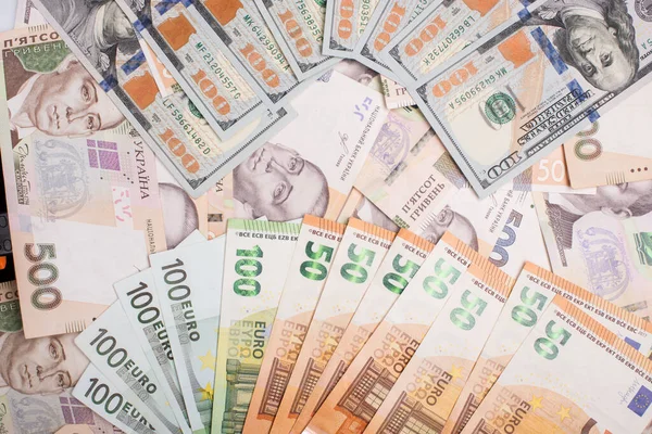 Ukrayna hrivnisi, Amerikan doları, avro parası, yeni banknotlar. Yakın plan. Finansal geçmiş. Para arkaplanı.