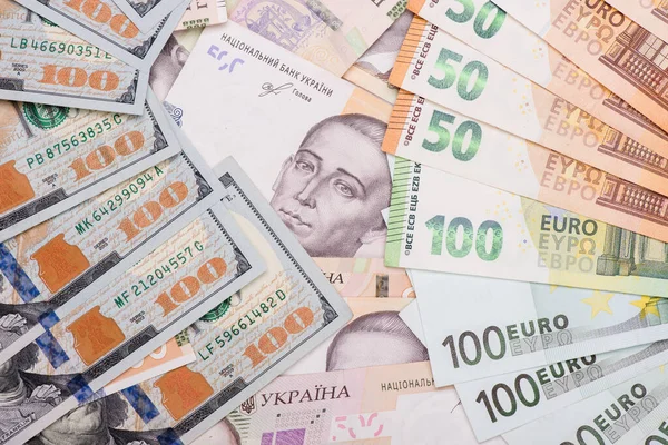 Ukrayna hrivnisi, Amerikan doları, avro parası, yeni banknotlar. Yakın plan. Finansal geçmiş. Para arkaplanı.