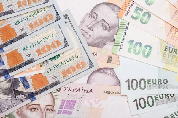 Ukrayna hrivnisi, Amerikan doları, avro parası, yeni banknotlar. Yakın plan. Finansal geçmiş. Para arkaplanı.