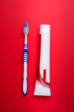 Diş fırçası ve diş macunu yakın plan. diş bakımı