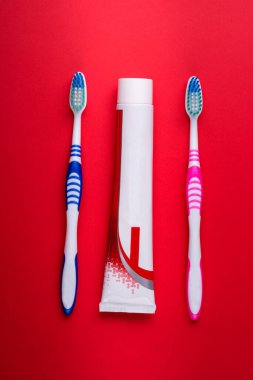 Diş fırçası ve diş macunu yakın plan. diş bakımı