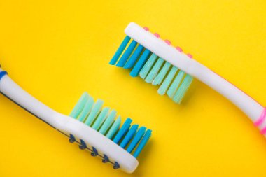 Diş fırçası ve diş macunu yakın plan. diş bakımı