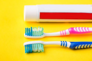 Diş fırçası ve diş macunu yakın plan. diş bakımı