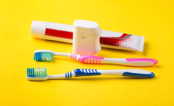 Οδοντόβουρτσα Και Οδοντόκρεμα Κοντά Οδοντιατρική Περίθαλψη — Φωτογραφία Αρχείου