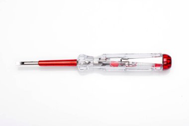 Devre testi için tornavida, devreyi test etmek ve nesnenin elektriklenip elektriklenmediğini belirlemek