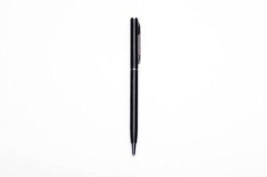 Beyaz arka planda tükenmez kalem, siyah metal kalem..