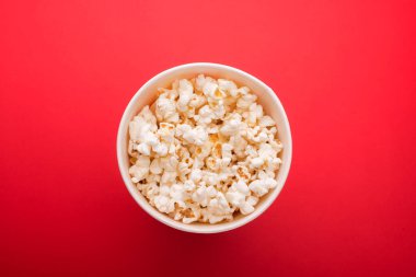 Arka planda izole edilmiş bir yığın lezzetli patlamış mısır. Arkaplanda patlamış mısır dokusu var. Seçici odak.