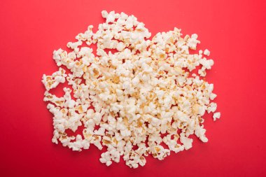 Arka planda izole edilmiş bir yığın lezzetli patlamış mısır. Arkaplanda patlamış mısır dokusu var. Seçici odak.