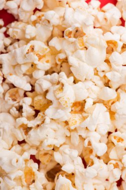 Arka planda izole edilmiş bir yığın lezzetli patlamış mısır. Arkaplanda patlamış mısır dokusu var. Seçici odak.