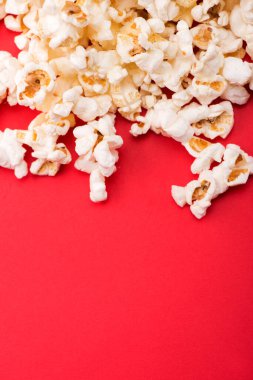 Arka planda izole edilmiş bir yığın lezzetli patlamış mısır. Arkaplanda patlamış mısır dokusu var. Seçici odak.