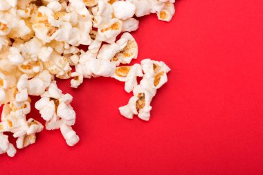 Arka planda izole edilmiş bir yığın lezzetli patlamış mısır. Arkaplanda patlamış mısır dokusu var. Seçici odak.