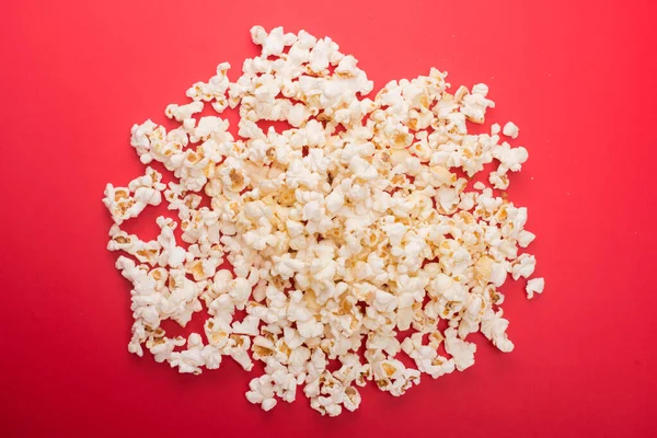 Arka planda izole edilmiş bir yığın lezzetli patlamış mısır. Arkaplanda patlamış mısır dokusu var. Seçici odak.