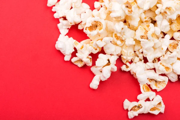 Arka planda izole edilmiş bir yığın lezzetli patlamış mısır. Arkaplanda patlamış mısır dokusu var. Seçici odak.