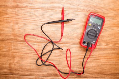 Elektronik dijital multimetre, sondalarla beyaza izole edilmiş. Kırmızı ve siyah uçlu dijital çoklu metre. Elektronik çoklu metre beyaz arkaplanda izole edildi